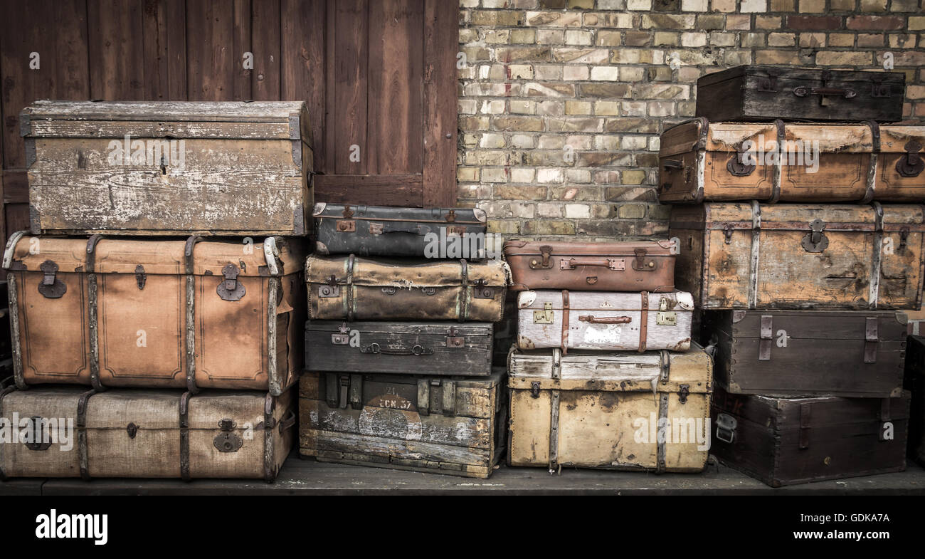 Vintage cuir valises empilées verticalement - Spreewald, Allemagne. Banque D'Images