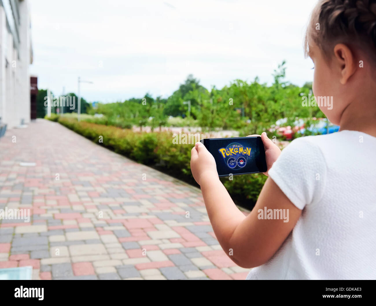 Petite Fille Jouant Un Jeu Pokemon Rendez Vous A L Exterieur Photo Stock Alamy