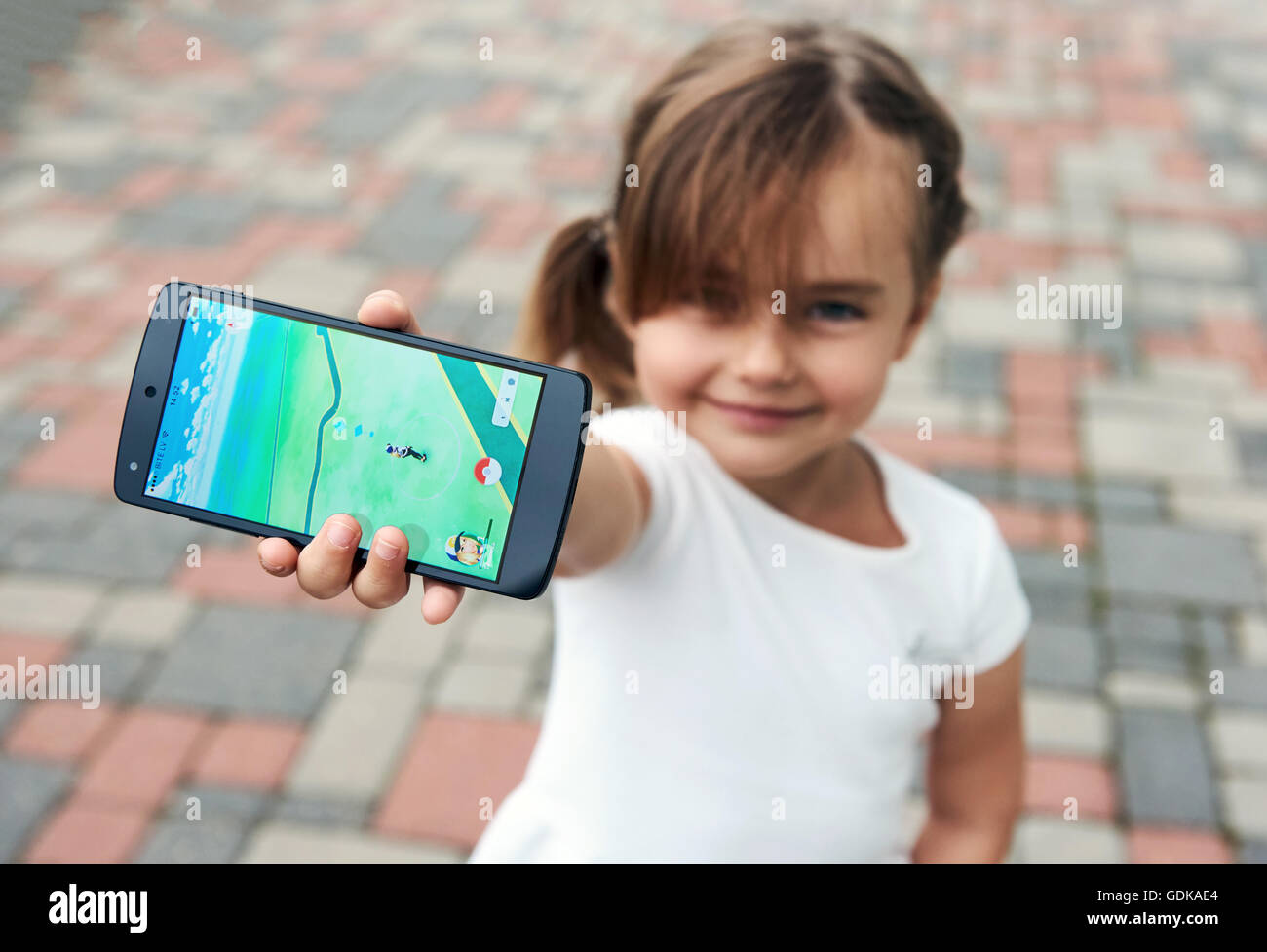 Petite Fille Jouant Un Jeu Pokemon Rendez Vous A L Exterieur Photo Stock Alamy