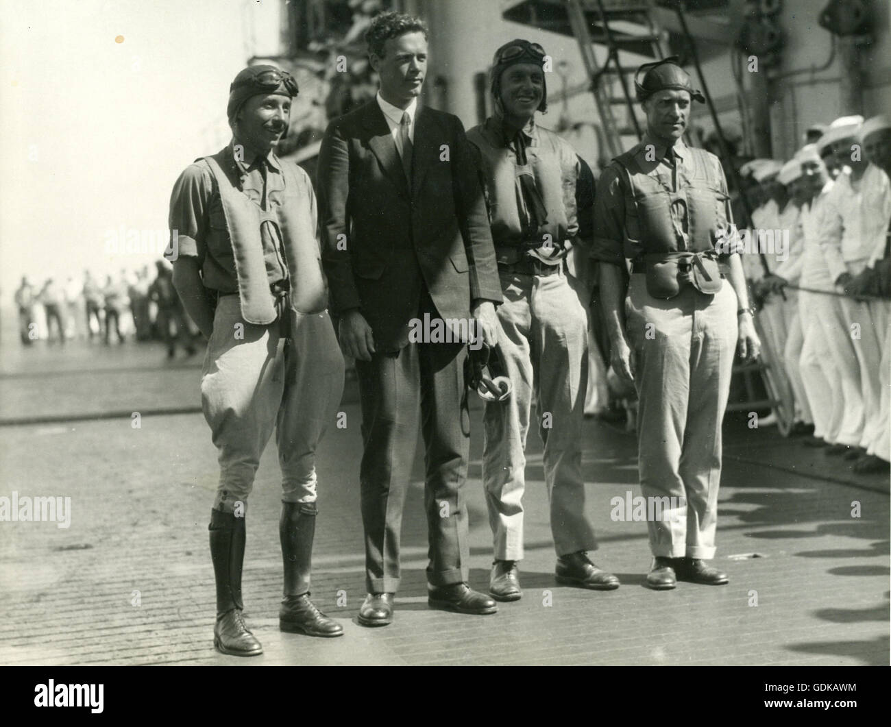 Le colonel Charles A. Lindbergh avec 'Sea' Hawks de la marine à bord du porte-avions USS Saratoga. Banque D'Images