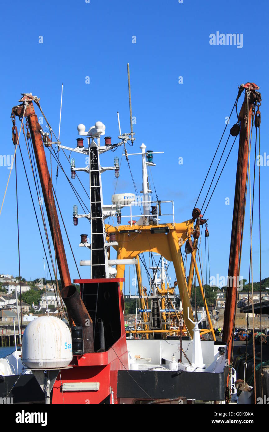 chalutiers à faisceau dans le port de newlyn cornwall Banque D'Images