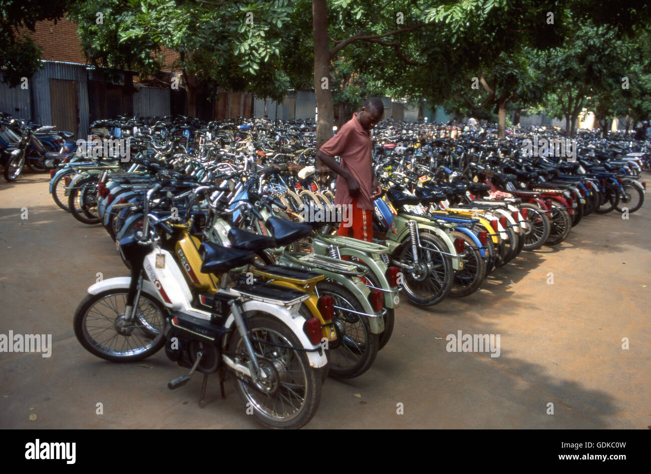 Parking motos et vélos à proximité de la Grand marché de Ouagadougou.  Burkina Faso Photo Stock - Alamy