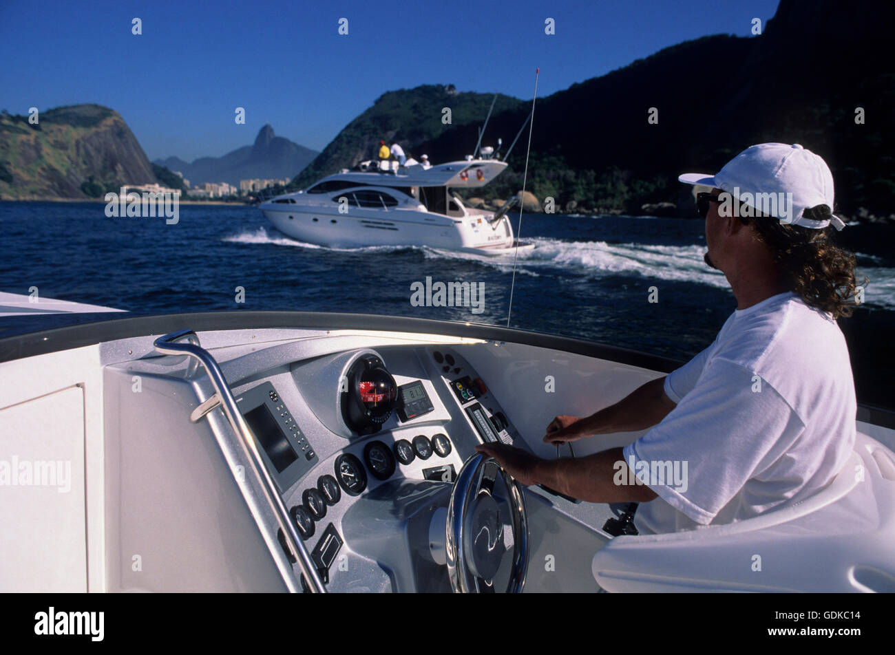Visite touristique à Rio de Janeiro en bateau littoral - la montagne du Corcovado en arrière-plan, le Brésil. Banque D'Images