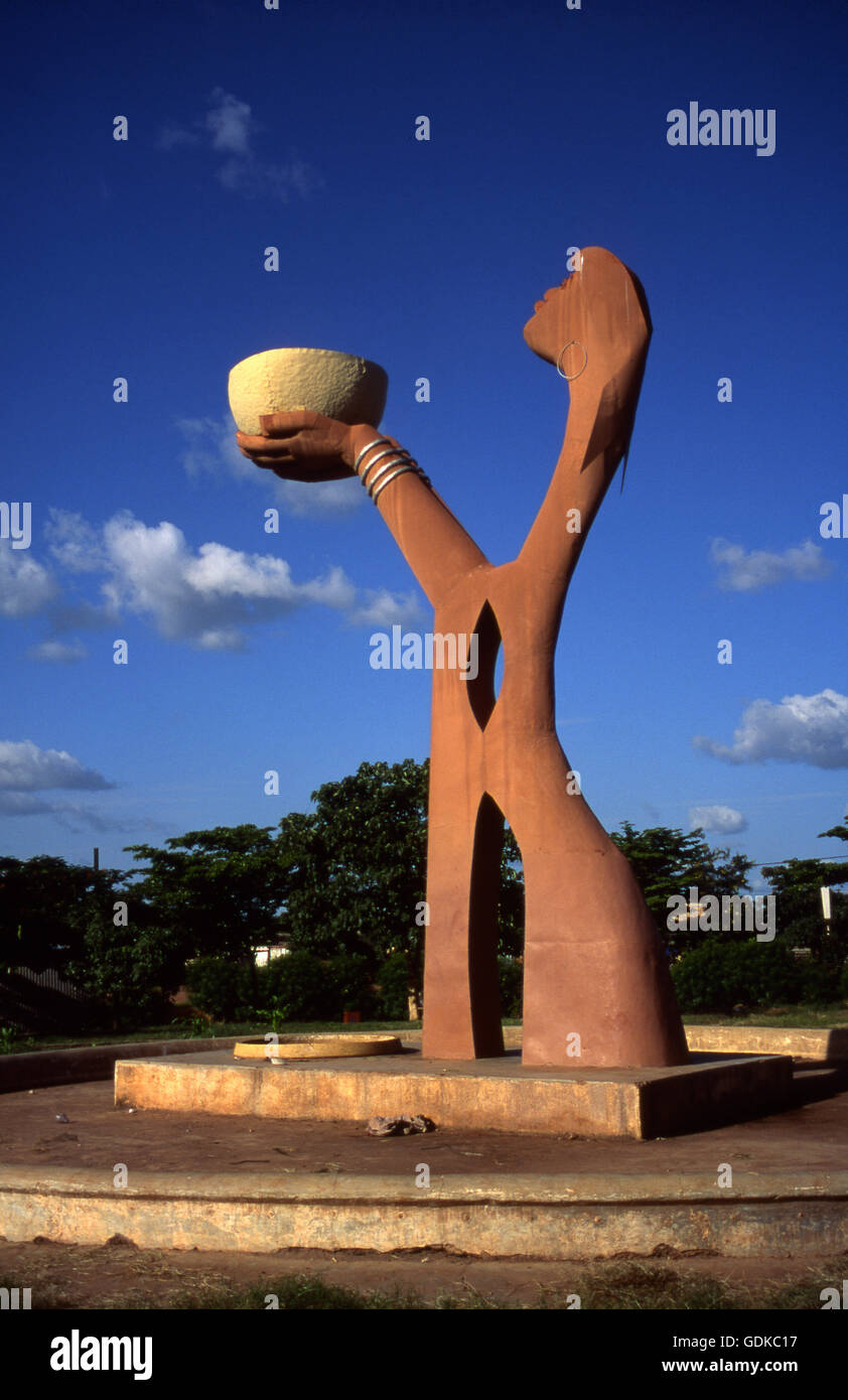 Femme De La Manipulation D un Calebasse De Verser De L eau Ouagadougou femme-de-la-manipulation-d-un-calebasse-de-verser-de-l-eau-ouagadougou