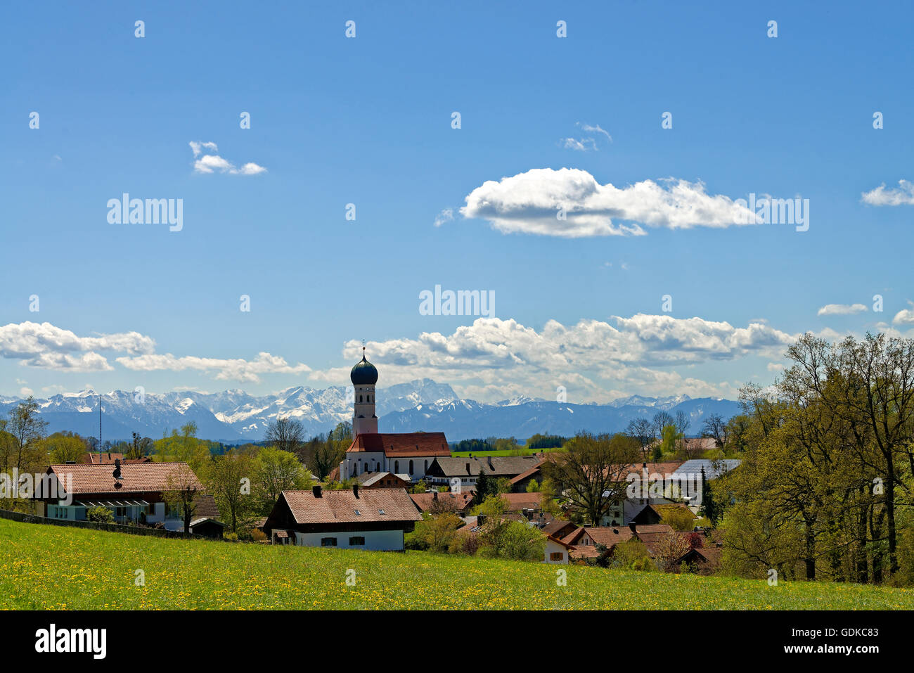 Village avec l'église paroissiale de l'Assomption en face des Alpes, du Wetterstein avec Zugspitze, Köln, Haute-Bavière Banque D'Images