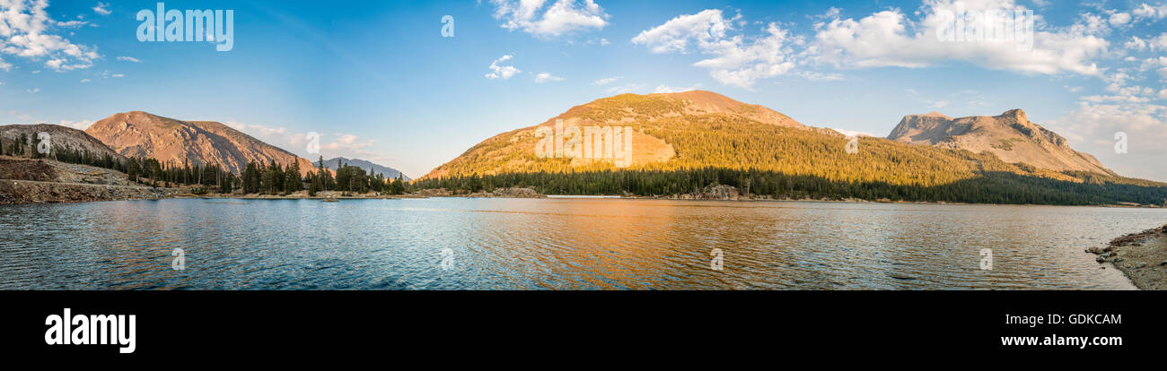 Tioga Lake, Inyo National Forest de Mono County, Californie, USA Banque D'Images