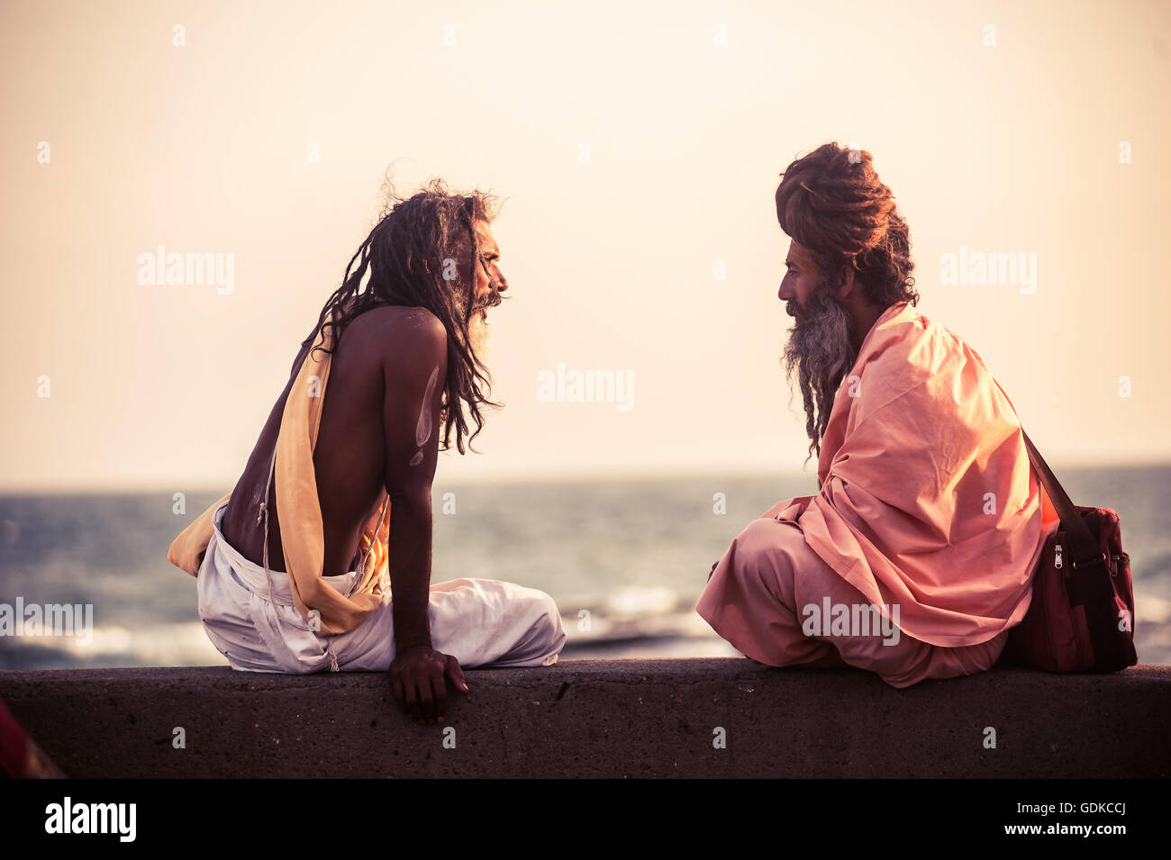 Deux yogis de parler, de saints hommes, les Hindous, Kanyakumari, Inde du Sud, Inde Banque D'Images