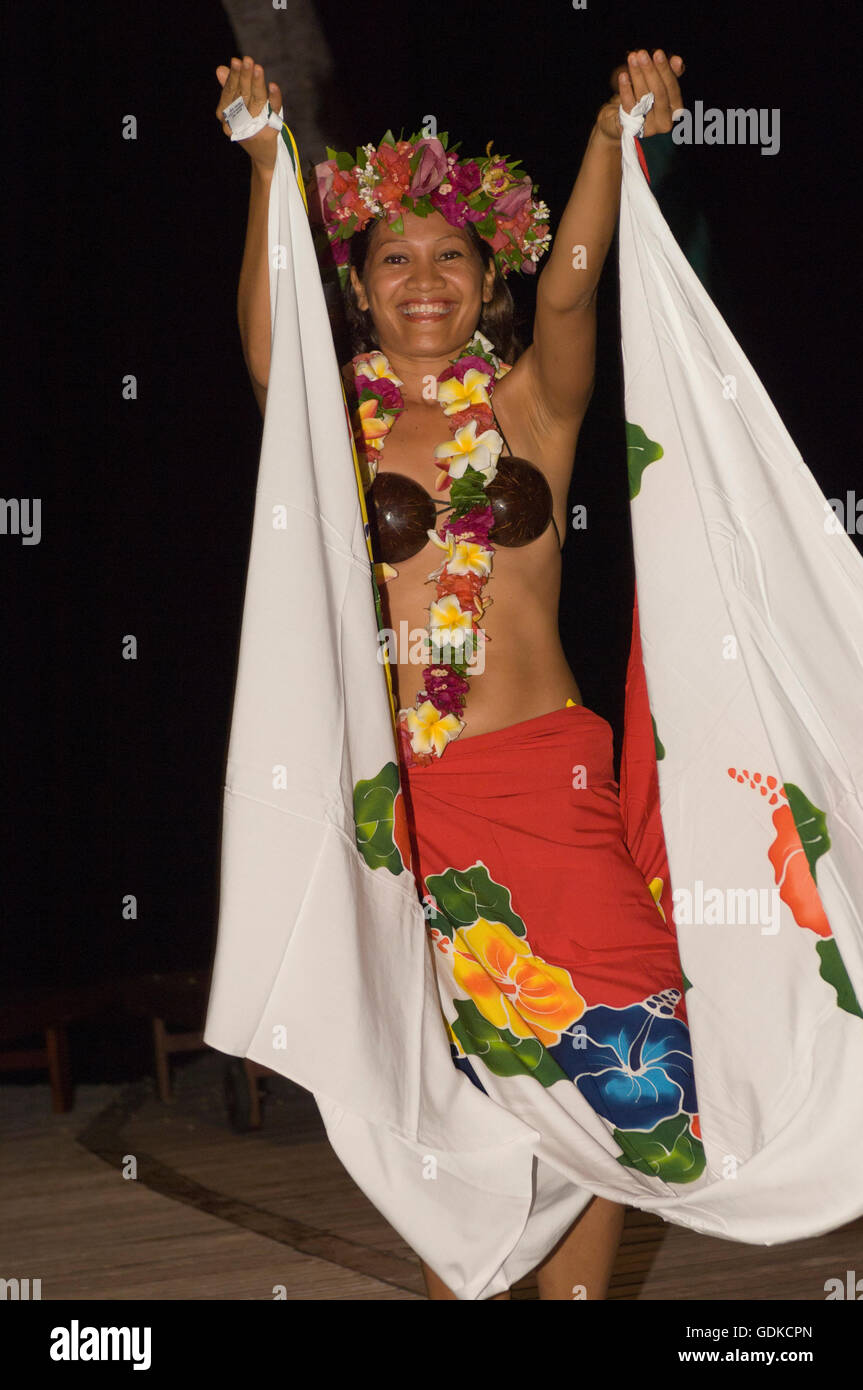 Danseur, Kia Ora Resort, Rangiroa, archipel des Tuamotu, en Polynésie française, l'Océan Pacifique Banque D'Images