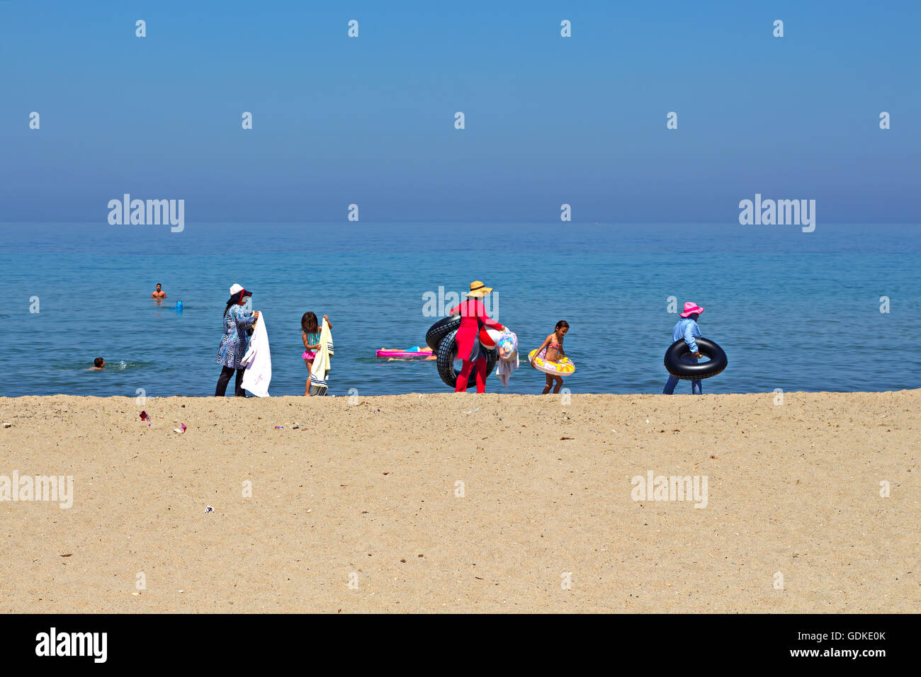 Femme musulmane habillé en beachware islamique avec leurs enfants sur une plage de Turquie Banque D'Images