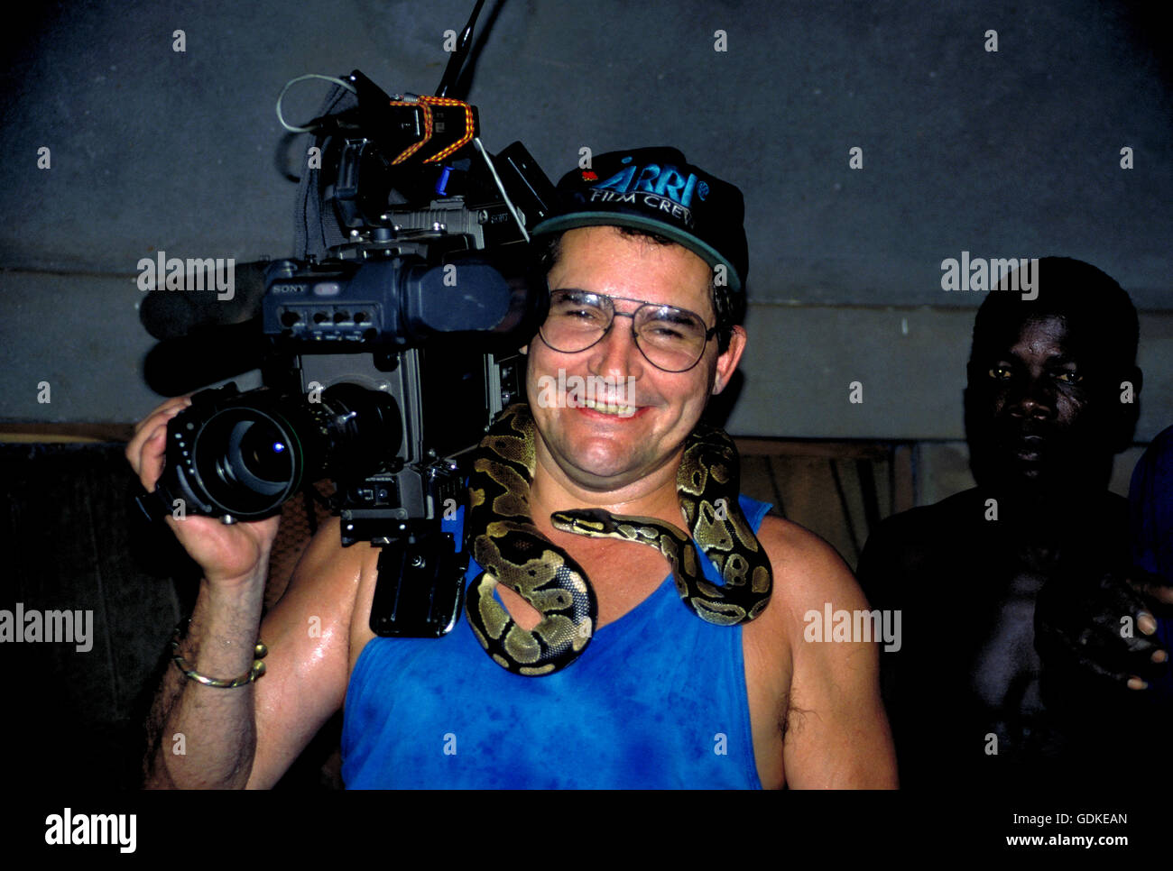 Cameraman vidéo au travail dans le Temple de pythons à Ouidah. Le Bénin, Afrique de l'Ouest. Banque D'Images