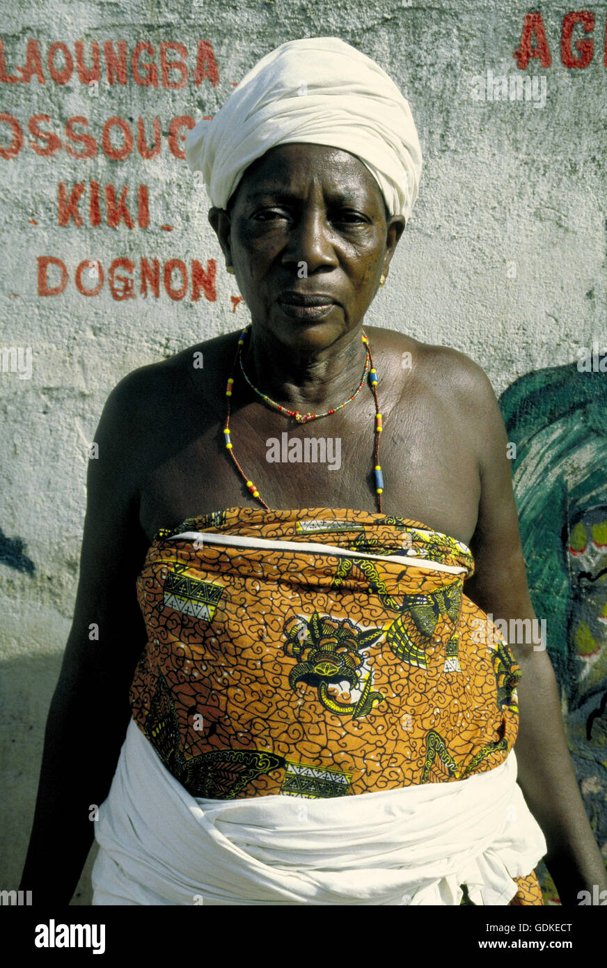 Un aîné prêtresse vaudou se prépare à effectuer un sacrifice au dieu du tonnerre, Shango. L'Afrique de l'Ouest. Banque D'Images