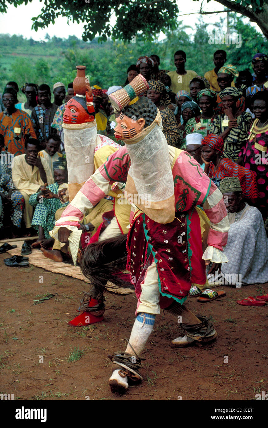 Un masque Yoruba Geledi dancer au couronnement du roi d'Foudite au Bénin, Afrique de l'Ouest. Banque D'Images