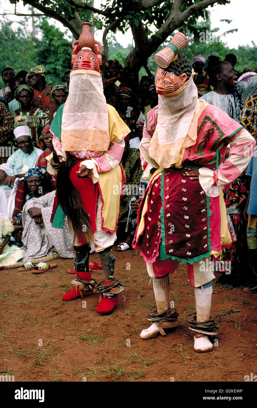Masque Yoruba Geledi danseurs au couronnement du roi d'Foudite au Bénin. L'Afrique de l'Ouest. Banque D'Images
