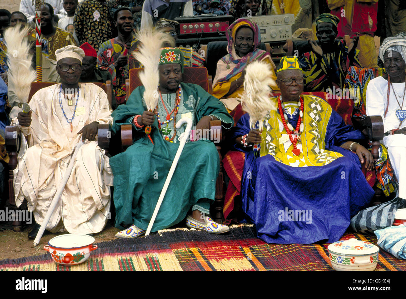 Rois Yoruba assis au couronnement du nouveau roi d'Foudite, Bénin. L'Afrique de l'Ouest. Banque D'Images