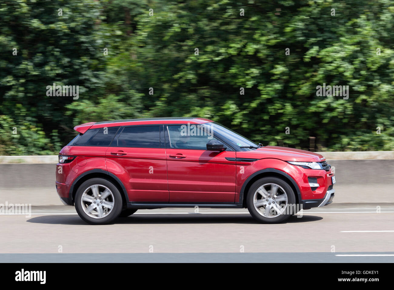 Range Rover Evoque sur la route Banque D'Images