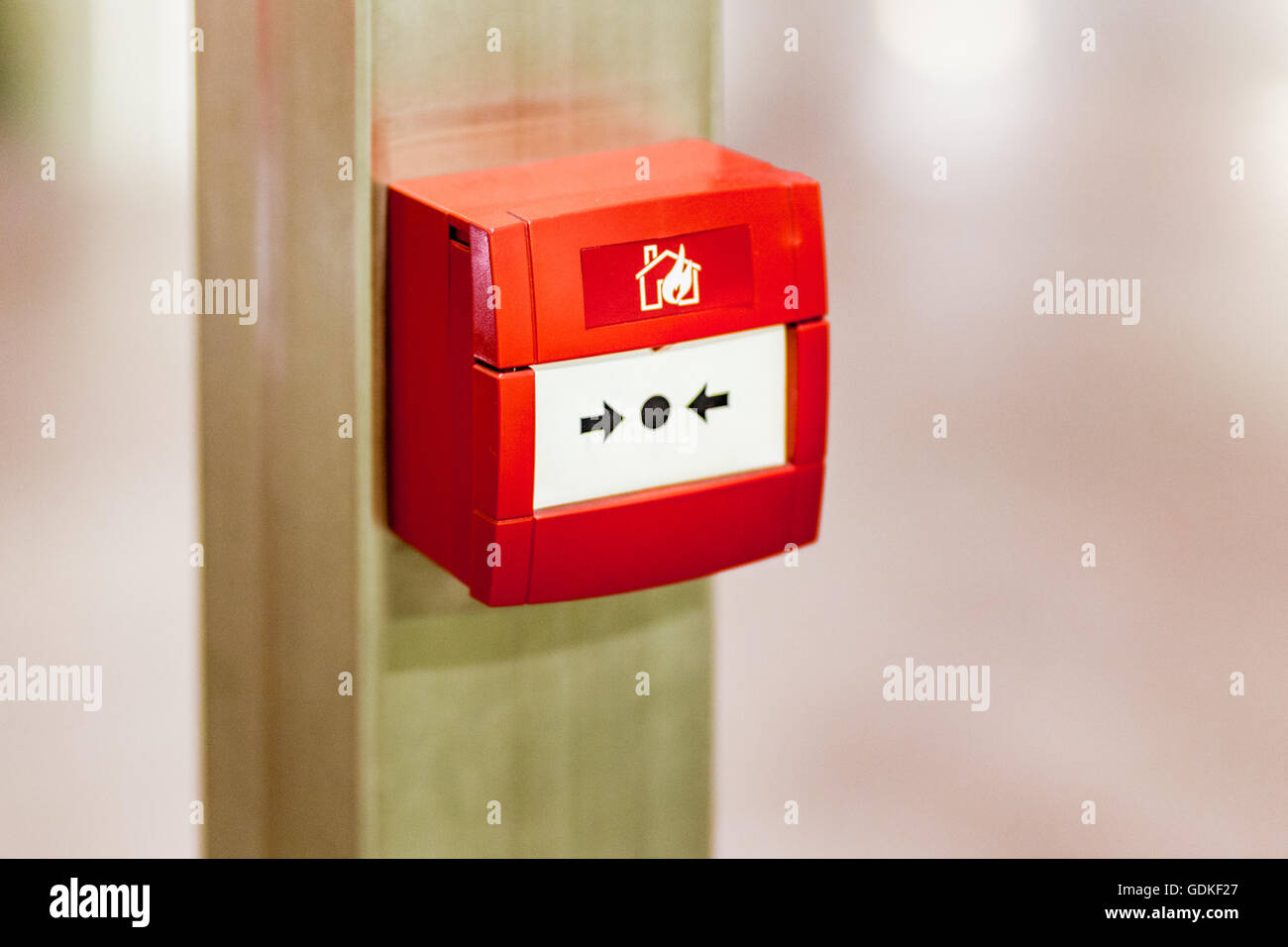 Bouton d'alarme incendie générique, le rouge indique un concept de l'appel de détresse urgent pour un grave danger imminent Banque D'Images