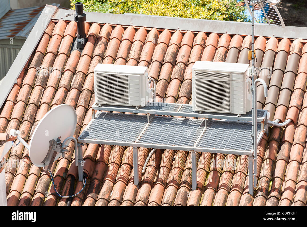 Terrasse sur le toit pour l'installation de climatisation et les antennes  de télévision Photo Stock - Alamy