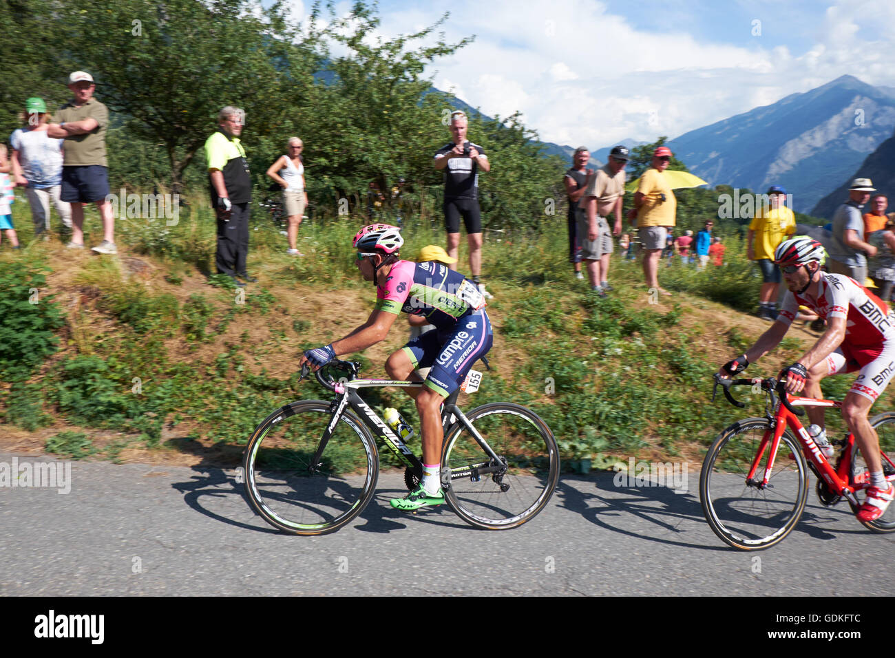 L'équipe de Nelson Oliveira Lampre-Merida en face de Danilo Wyss de BMC Racing Team sur les routes vers le haut de Montvernier Banque D'Images