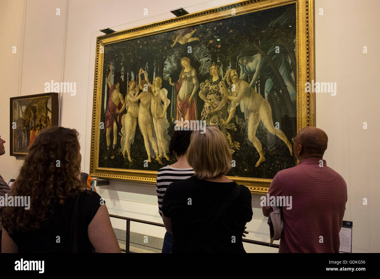 Les visiteurs à la Galleria degli Uffizi en face de la peinture de Sandro Botticelli Allégorie du printemps, Primavera, Florence, Toscane, JE Banque D'Images