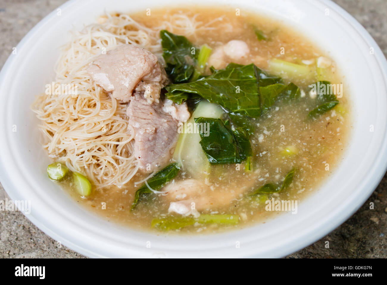 Fines nouilles de riz et de porc dans une sauce épaisse, Thai Style alimentaire appelé 'Rad Na' Banque D'Images
