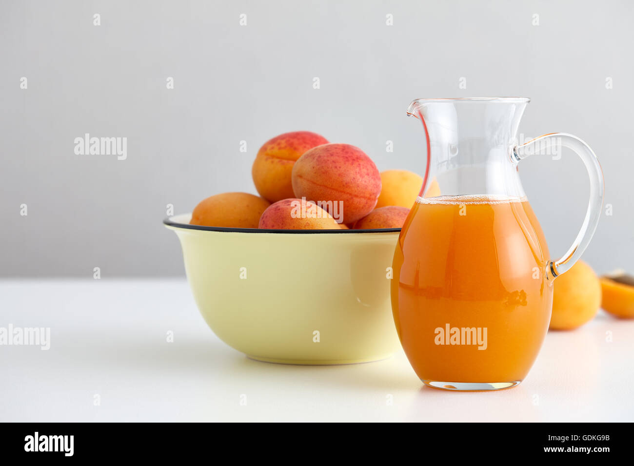 Verseuse en verre avec du jus de mûres et d'abricots bol Banque D'Images