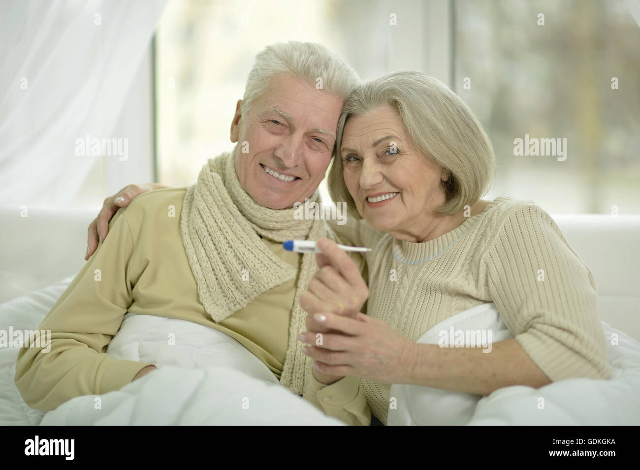Personnes âgées malades couple in bed Banque D'Images