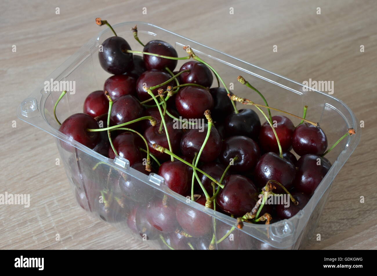 Panier frais, de cerise, de cerises fraîches, fond de bois, de cerise, de Cherry Orchard, nourriture, sweet cherry, Cherry Tree branch Banque D'Images