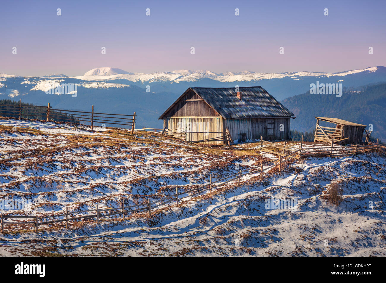 Maison en bois dans la montagne d'hiver Banque D'Images