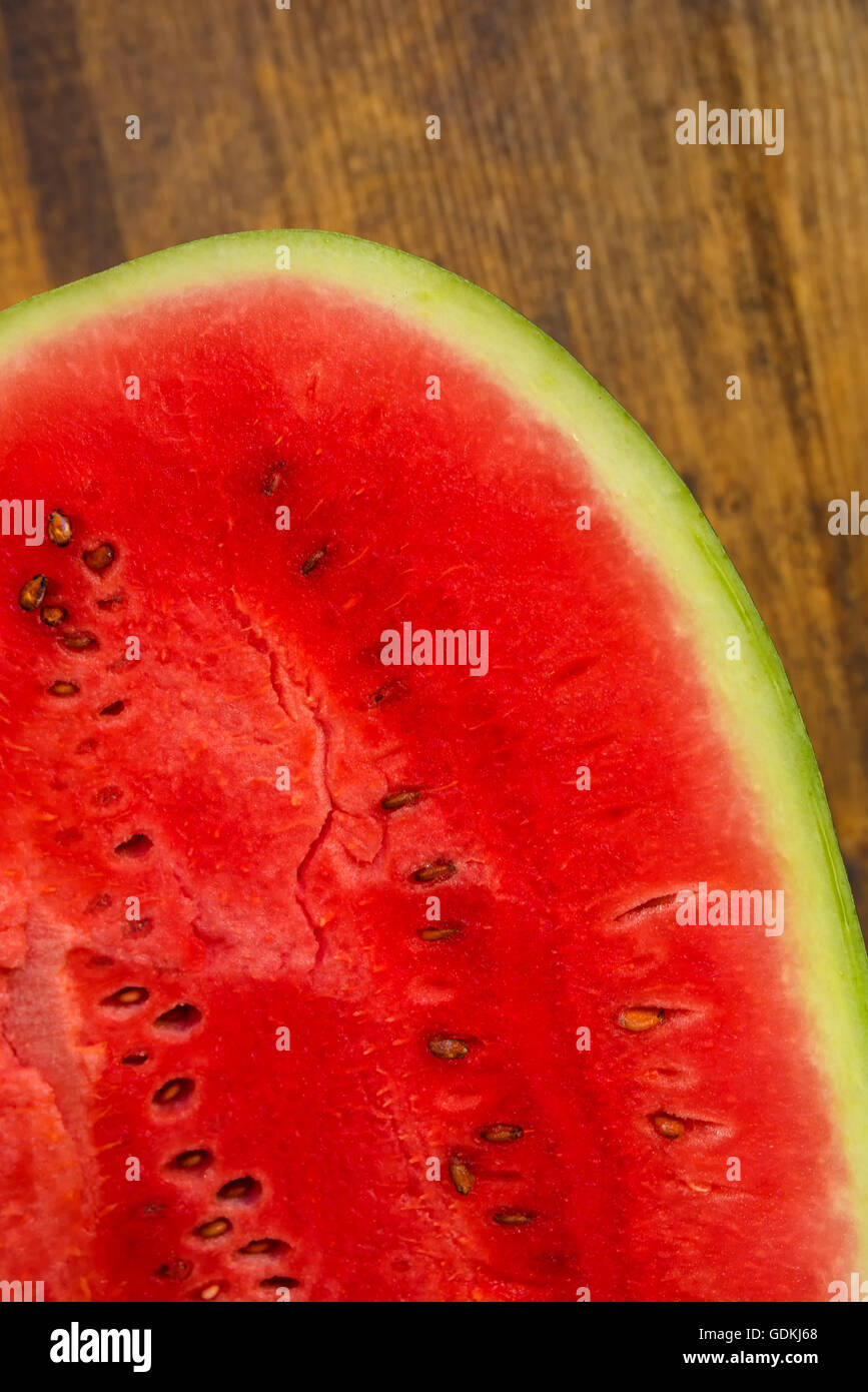 Watermelon slice coupe sur table en bois rustique, vue supérieure selective focus Banque D'Images