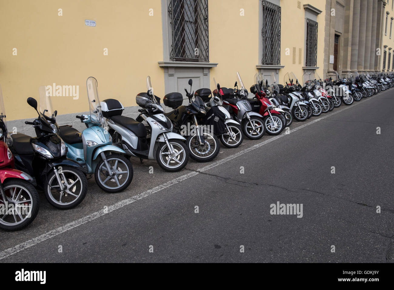 Des places de parking scooter sur le Lungarno Generale Diaz, Florence, Toscane, Italie Banque D'Images