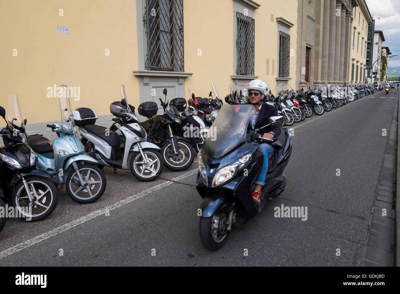 Des places de parking scooter sur le Lungarno Generale Diaz, Florence, Toscane, Italie Banque D'Images