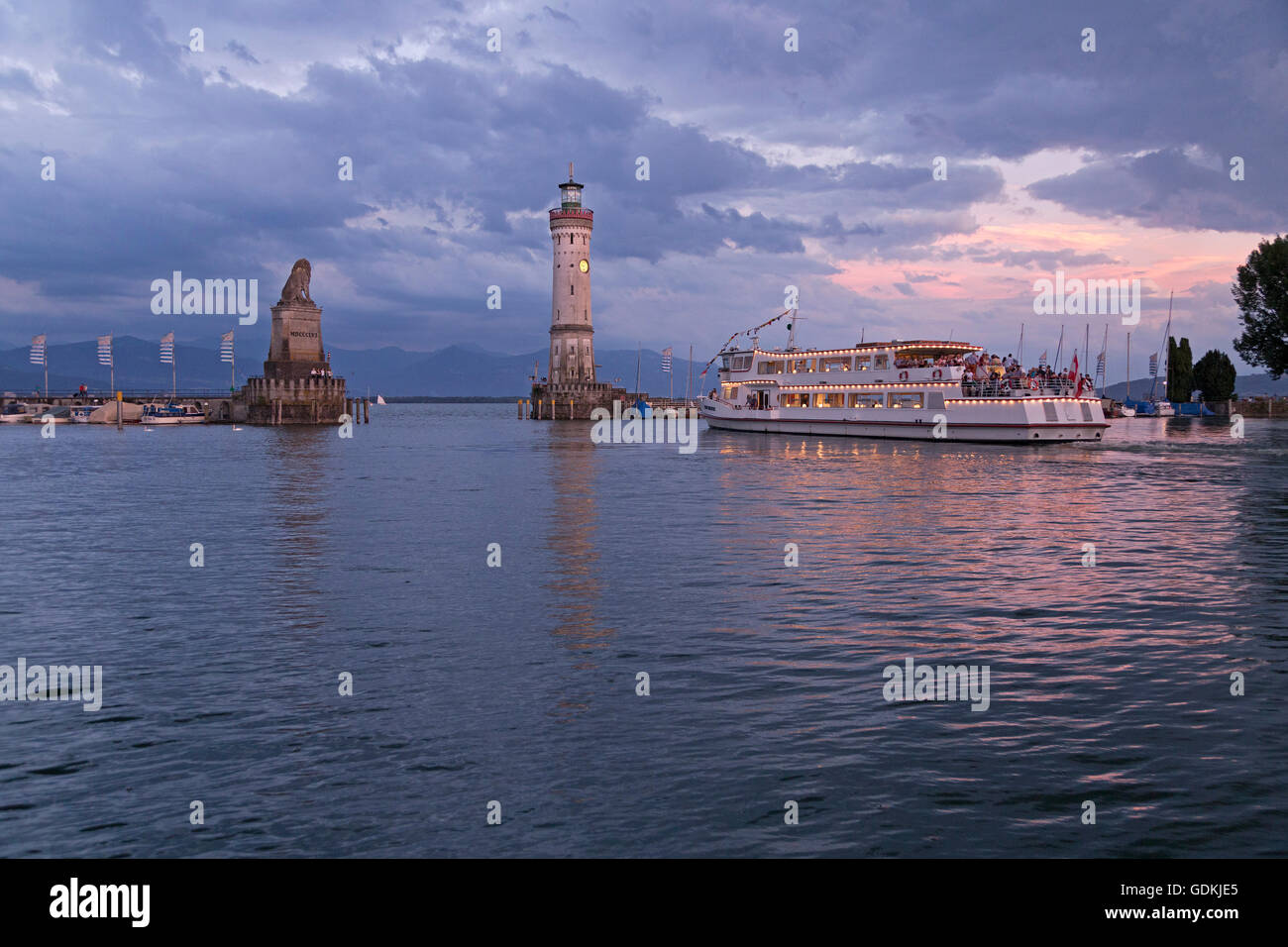 Statue de lion et le phare dans la soirée, le lac de Constance, Lindau, Bavière, Allemagne Banque D'Images