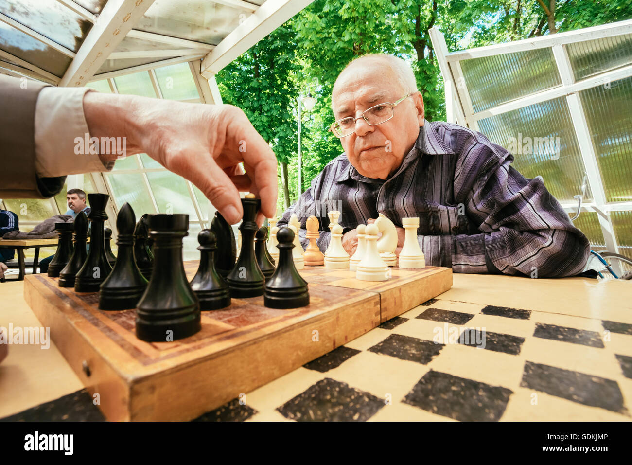 Biélorussie, MINSK - 9 mai 2014 : les retraités actifs, de vieux amis et de temps libre, les hommes s'amusant et en jouant aux échecs à city Banque D'Images