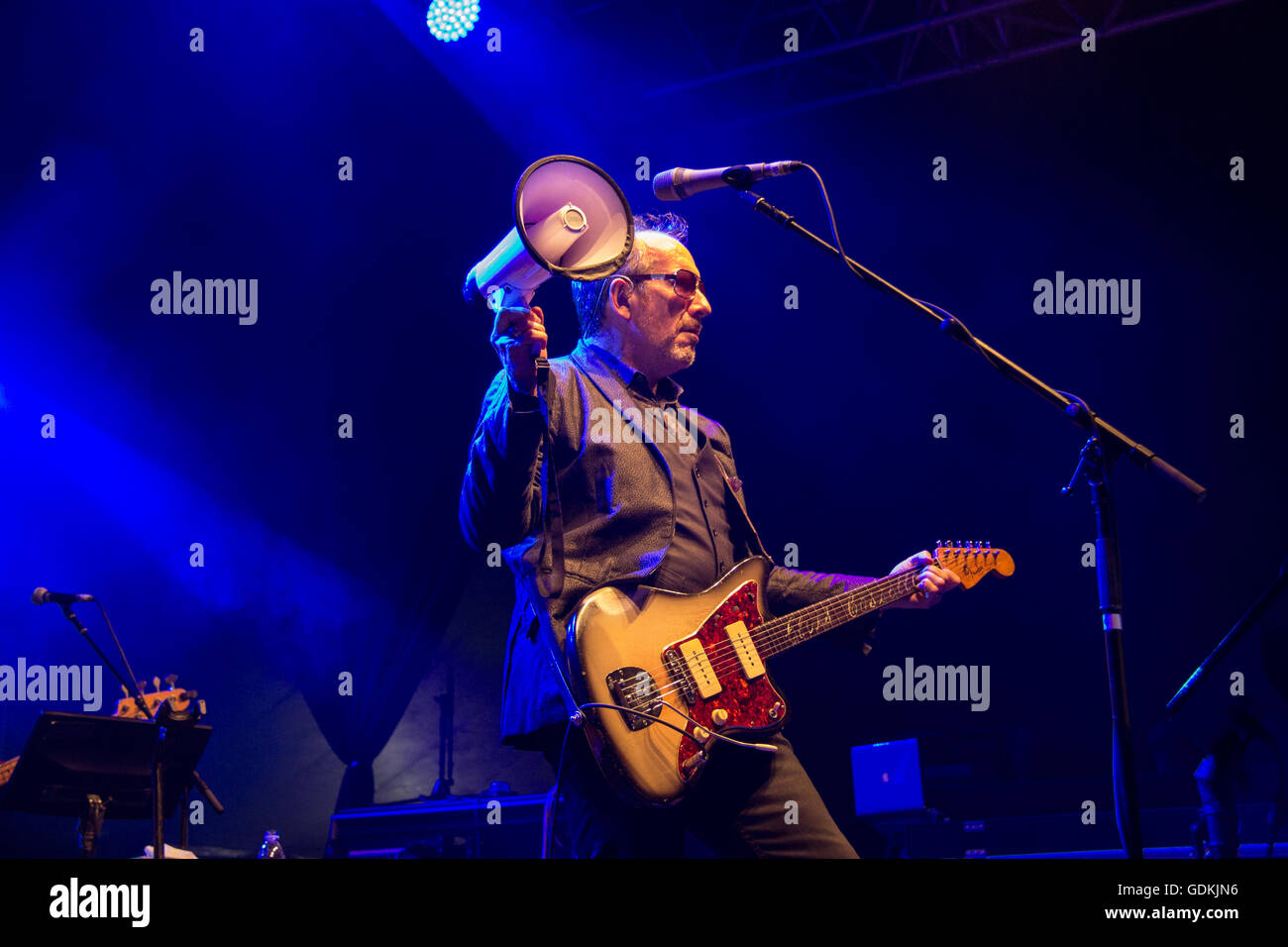 Elvis Costello en concert à Galway Arts Festival. Banque D'Images
