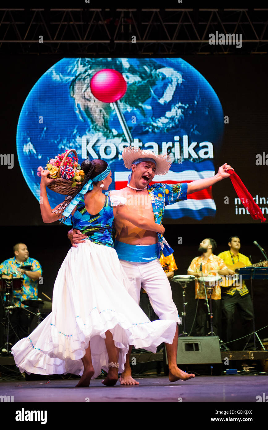 Inspiraciones Costarricenses de San Jose, Costa Rica, l'exécution au 28ème Festival de Folklore CIOFF international Folkart, folklore sous-festival Festival de Carême, l'un des plus grands festivals en plein air en Europe. Folkart, Festival le Carême, Maribor, Slovénie, 2016. Banque D'Images