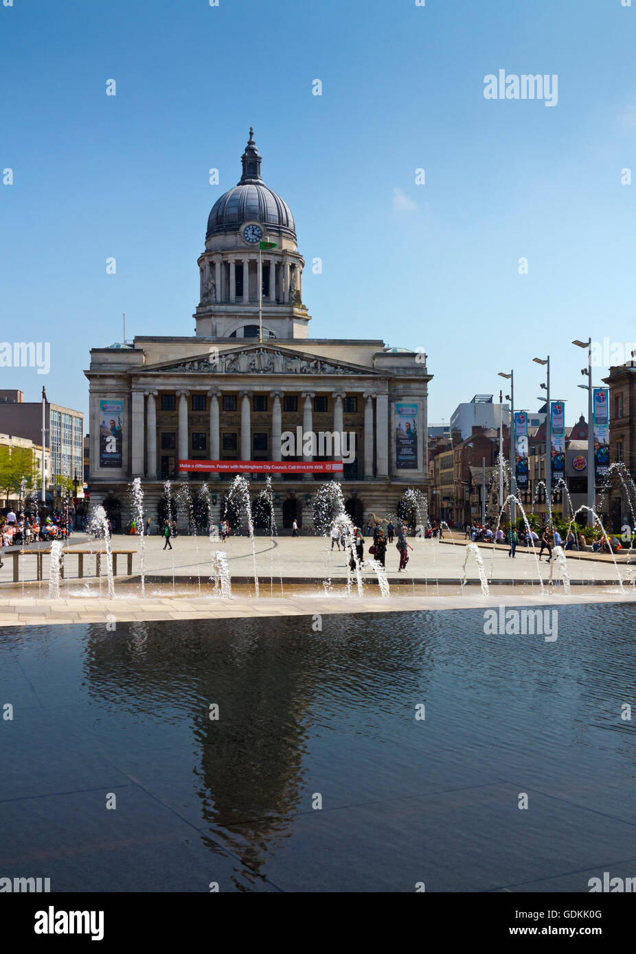 Vue sur la place du marché, dans le centre-ville de Nottingham Nottinghamshire England UK vers la chambre du conseil avec l'eau en premier plan Banque D'Images