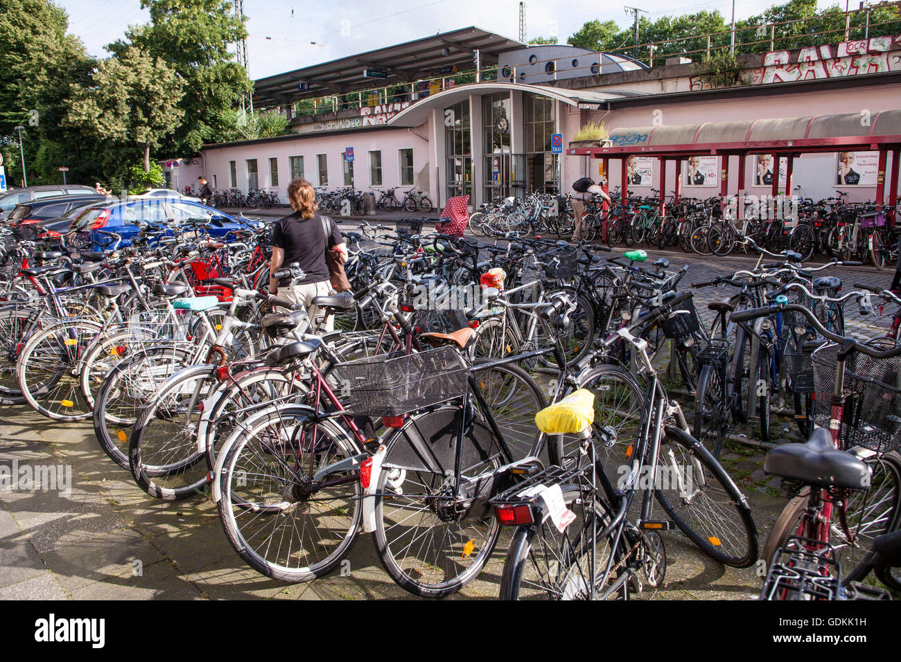 L'Europe, l'Allemagne, Cologne, bicyclettes garées en face de la gare du sud de Cologne, Luxemburger street. Banque D'Images