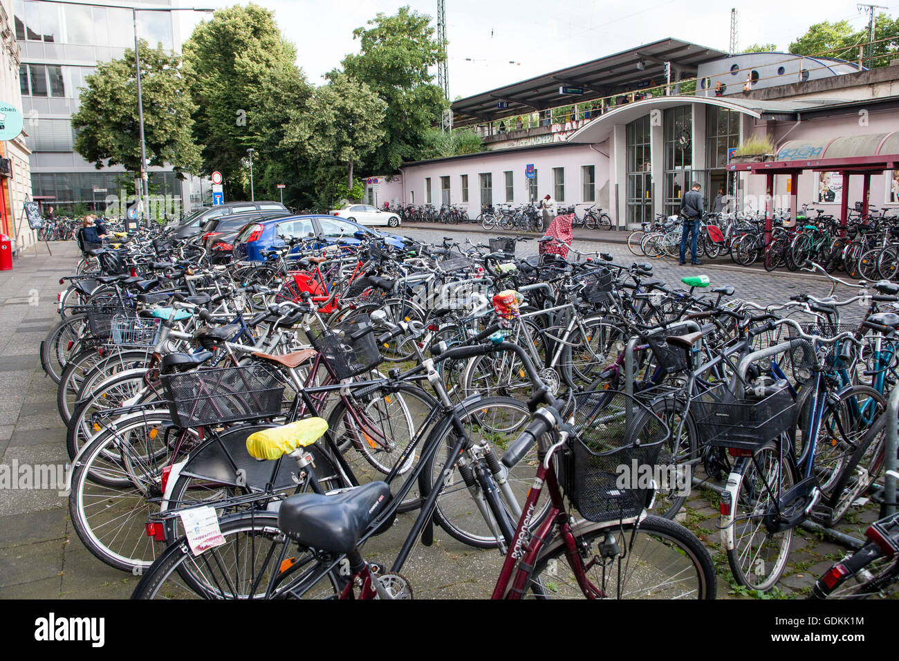 L'Europe, l'Allemagne, Cologne, bicyclettes garées en face de la gare du sud de Cologne, Luxemburger street. Banque D'Images