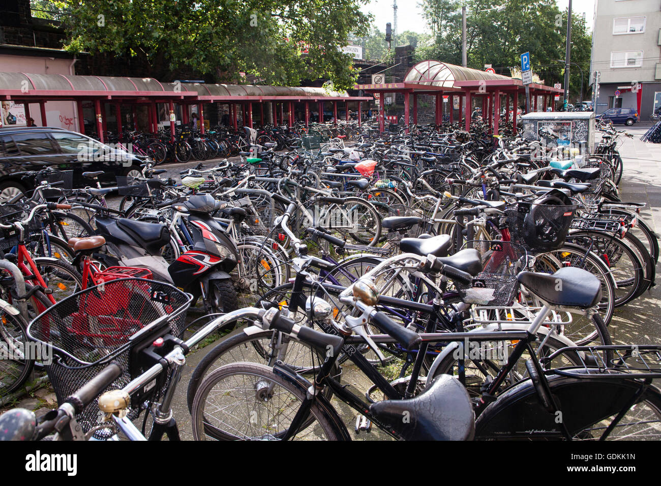 L'Europe, l'Allemagne, Cologne, bicyclettes garées en face de la gare du sud de Cologne, Luxemburger street. Banque D'Images