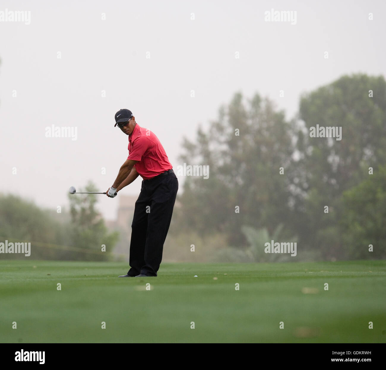 Tiger Woods prend un shot, DUBAÏ, ÉMIRATS ARABES UNIS. Banque D'Images