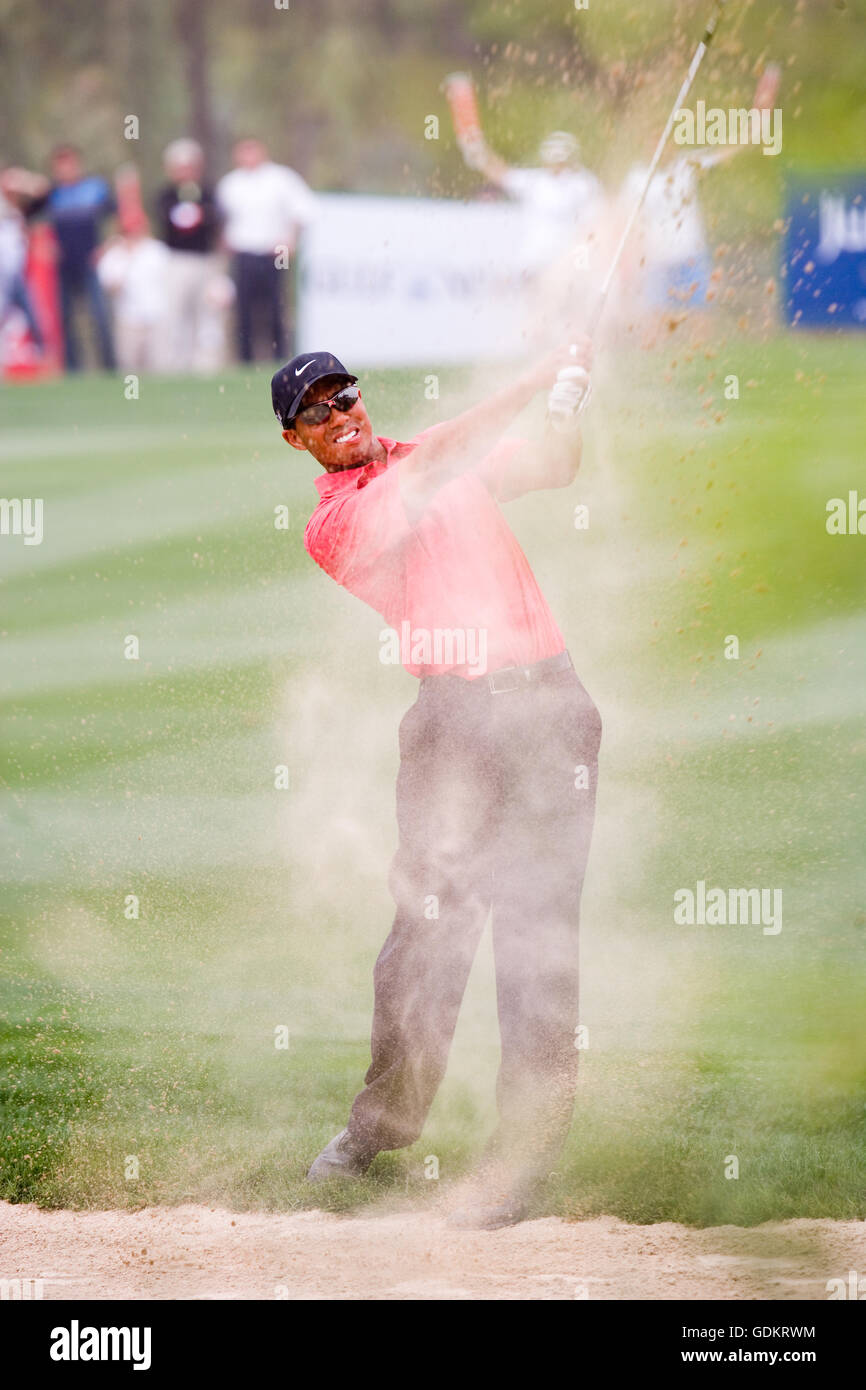 Tiger Woods joue du bunker, Dubai Desert Classic 2007, DUBAÏ, ÉMIRATS ARABES UNIS. Banque D'Images