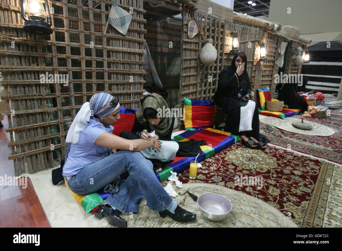 Une femme obtient le henné appliqué à la main, l'Arabian Travel Market 2007, DUBAÏ, ÉMIRATS ARABES UNIS. Banque D'Images