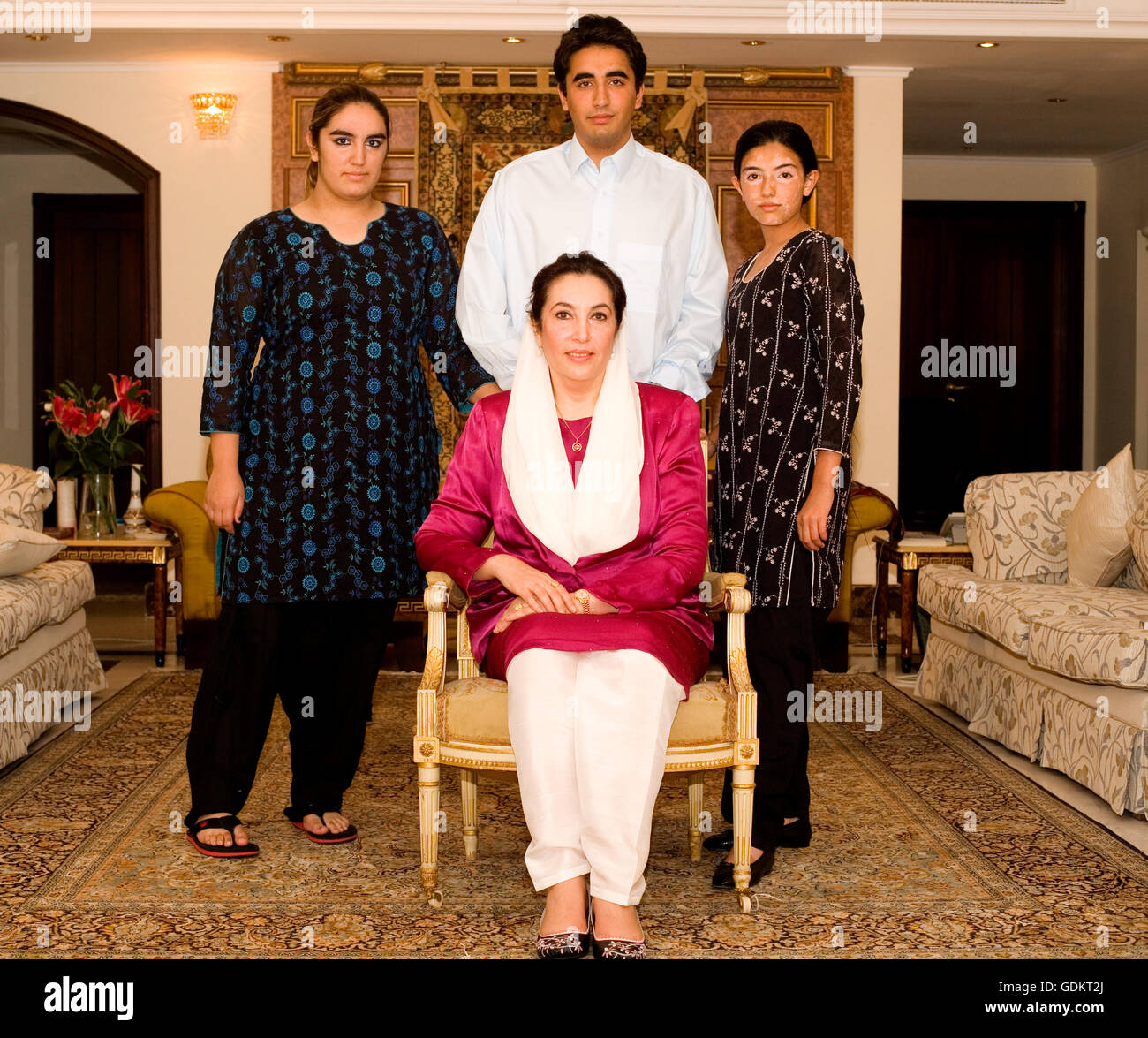 Benazir Bhutto avec ses enfants Bakhtawar Bhutto-Zardari, Bilawal Bhutto-Zardari et Asifa Bhutto-Zardari, à leur domicile de Emirates Hills, DUBAÏ, ÉMIRATS ARABES UNIS. Banque D'Images