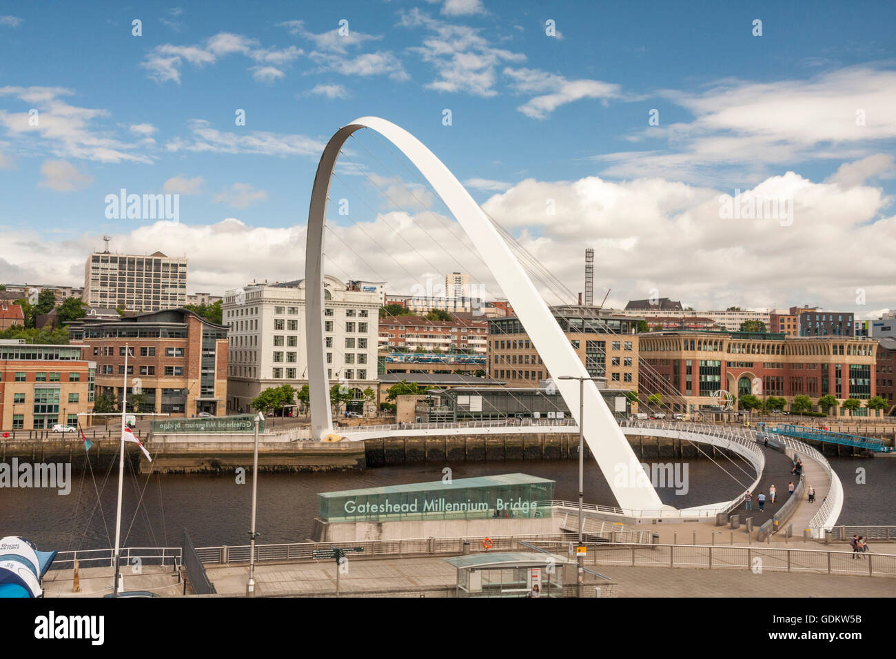 Une vue de la Newcastle Quayside doté du Gateshead Millenium Bridge sur la rivière Tyne Banque D'Images