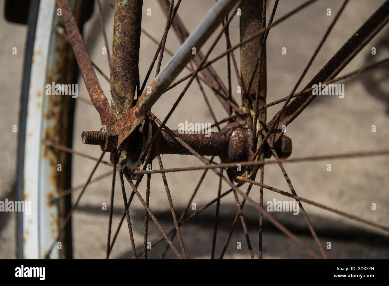 De près de l'avant et l'axe de roue rouillée un vintage bicycle Banque D'Images