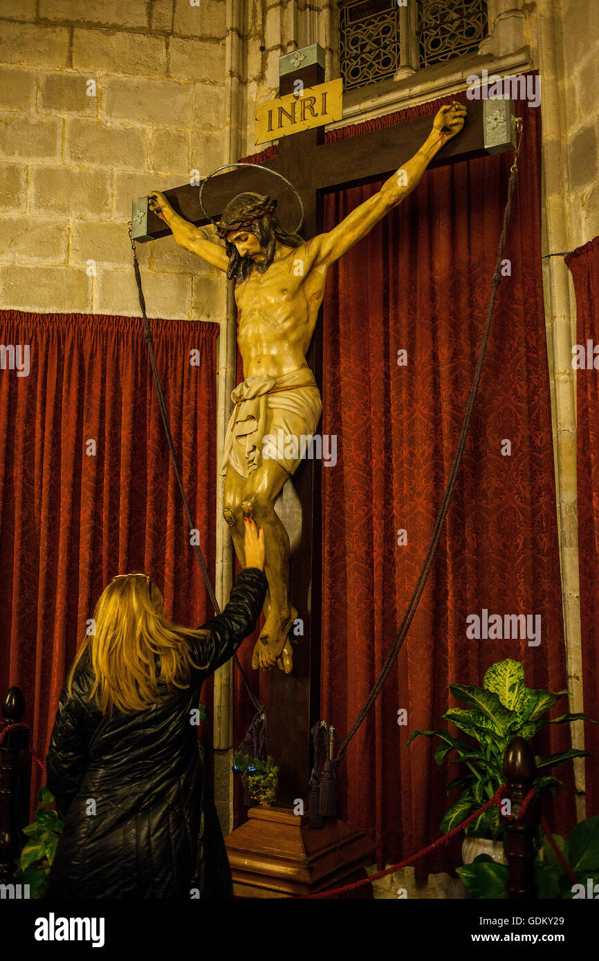 Personne touche le Christ dans Cathédrale de Barcelone ou la Cathédrale de Santa Eulalia. Cloître.Barcelone. La Catalogne, Espagne Banque D'Images