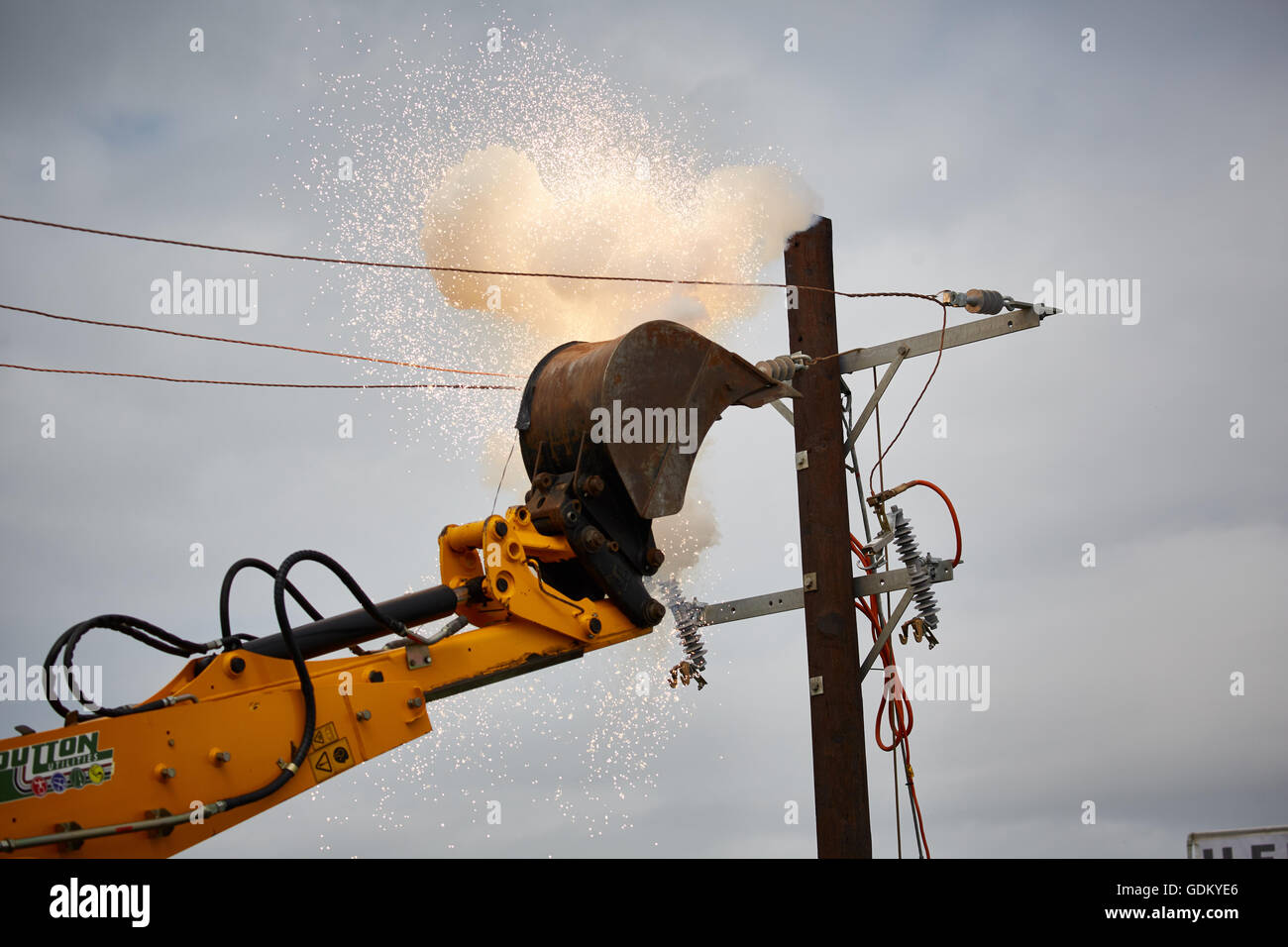 SP d'énergie au Royal Cheshire Comté Afficher Afficher le danger de machines agricoles de travail sous live wires fa Banque D'Images