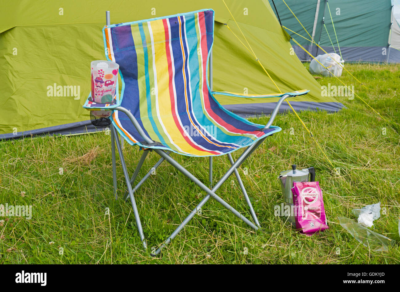 Un camping pliant fauteuil au Latitude Festival 2016, avec cafetière et beer mug. Banque D'Images