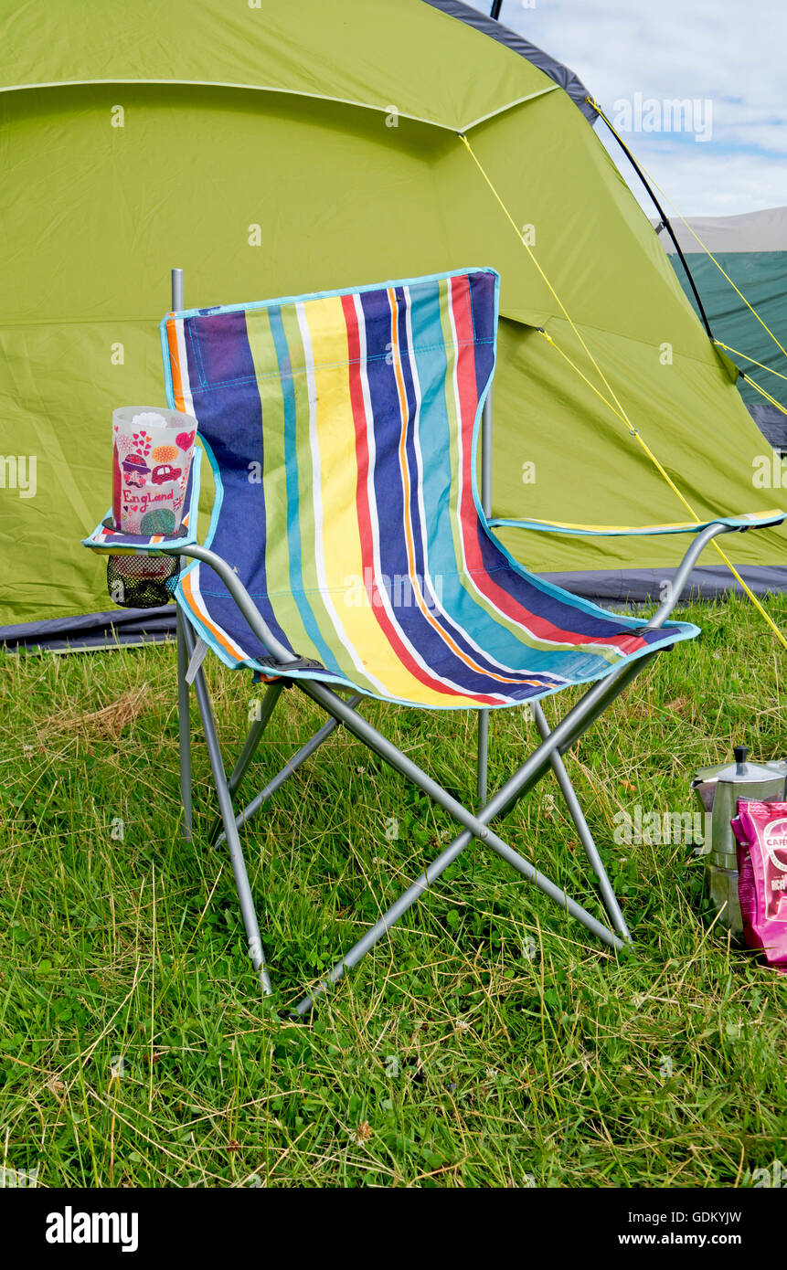 Une couleur arc-en-ciel camping pliant fauteuil au Latitude festival à Suffolk Banque D'Images