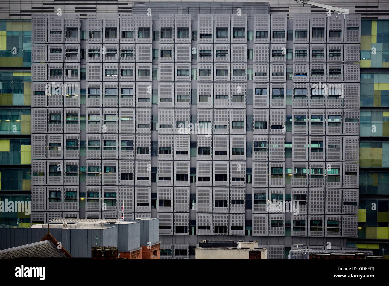 La justice civile manchester extérieur du bâtiment close up detail de windows en métal Manchester Centre de justice civile régissent un 2007 Banque D'Images